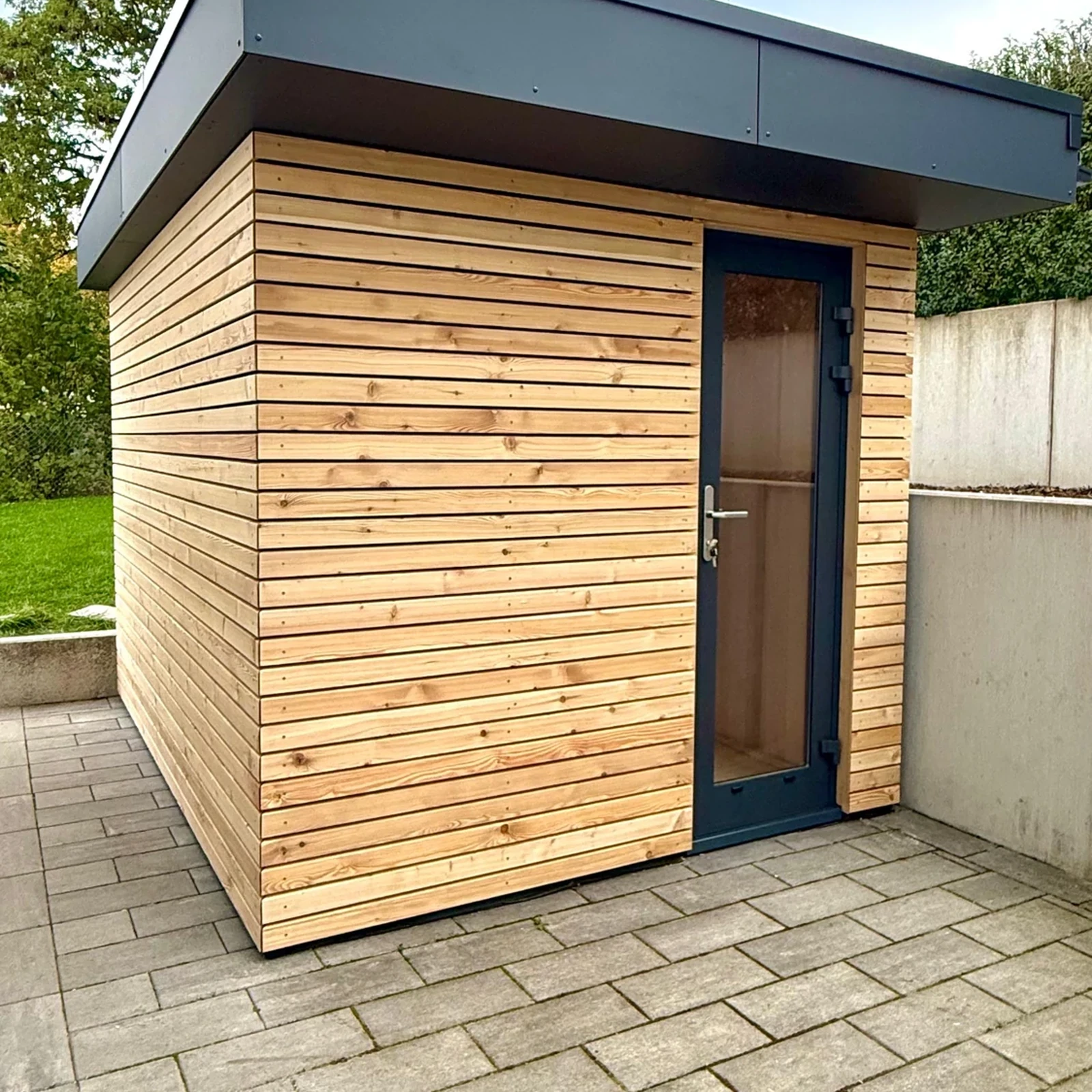 polarholz-gartensauna-freistehend-220x220-f-r-4-5-personen image 1