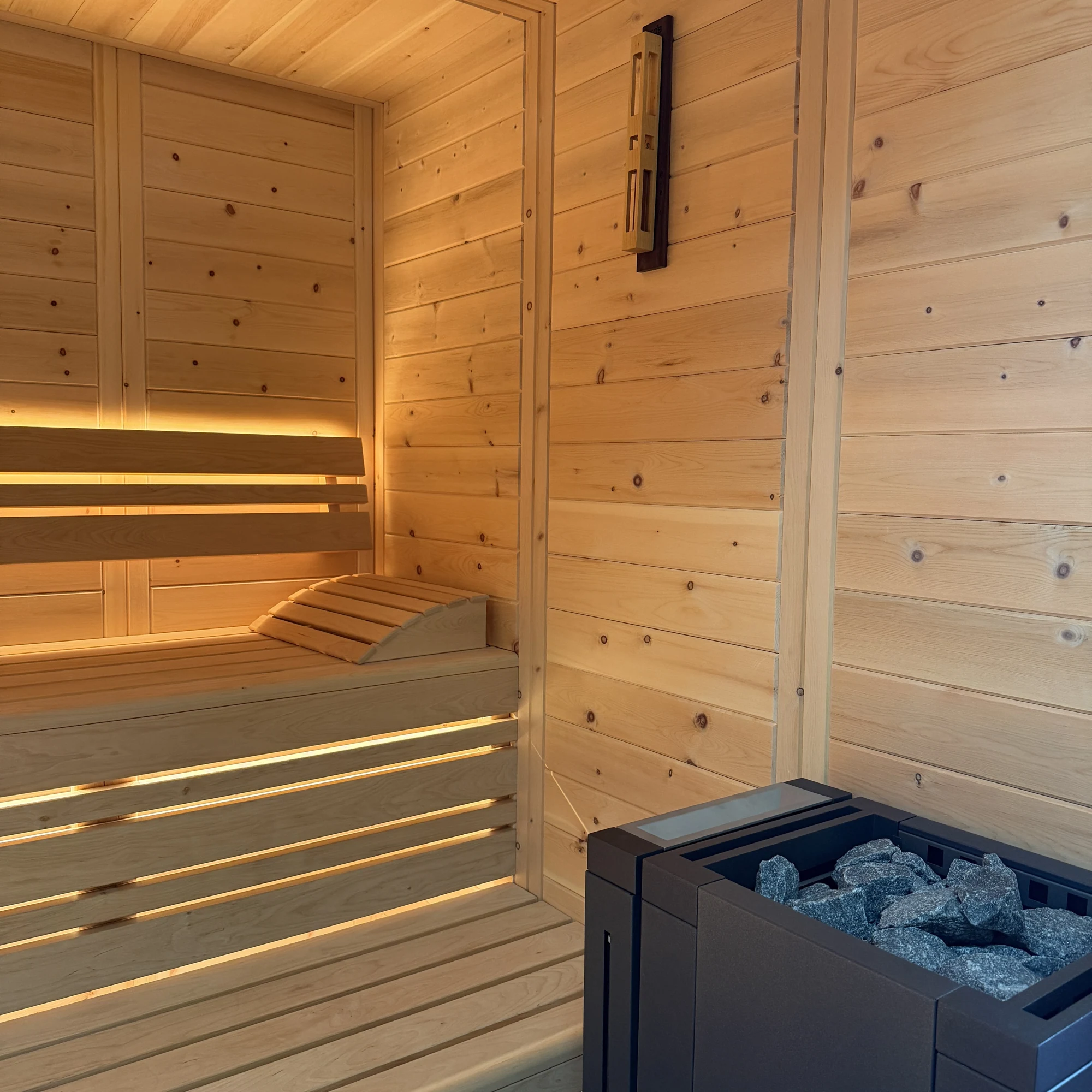polarholz-kristall-sauna-massivholz-glasfront-innensauna image 4