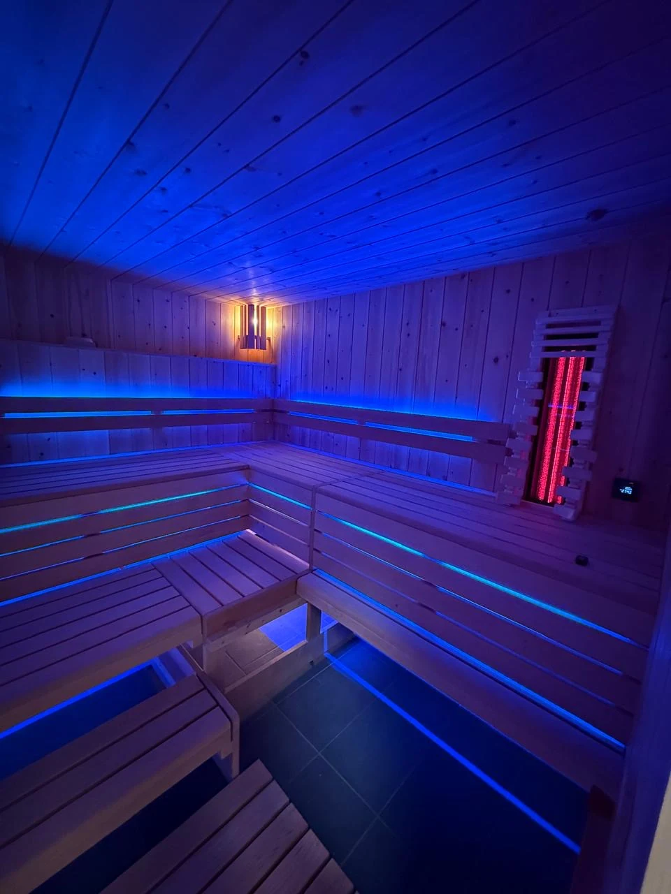 polarholz-gewerbliche-sauna-erle-300x250-6-7-personen image 2