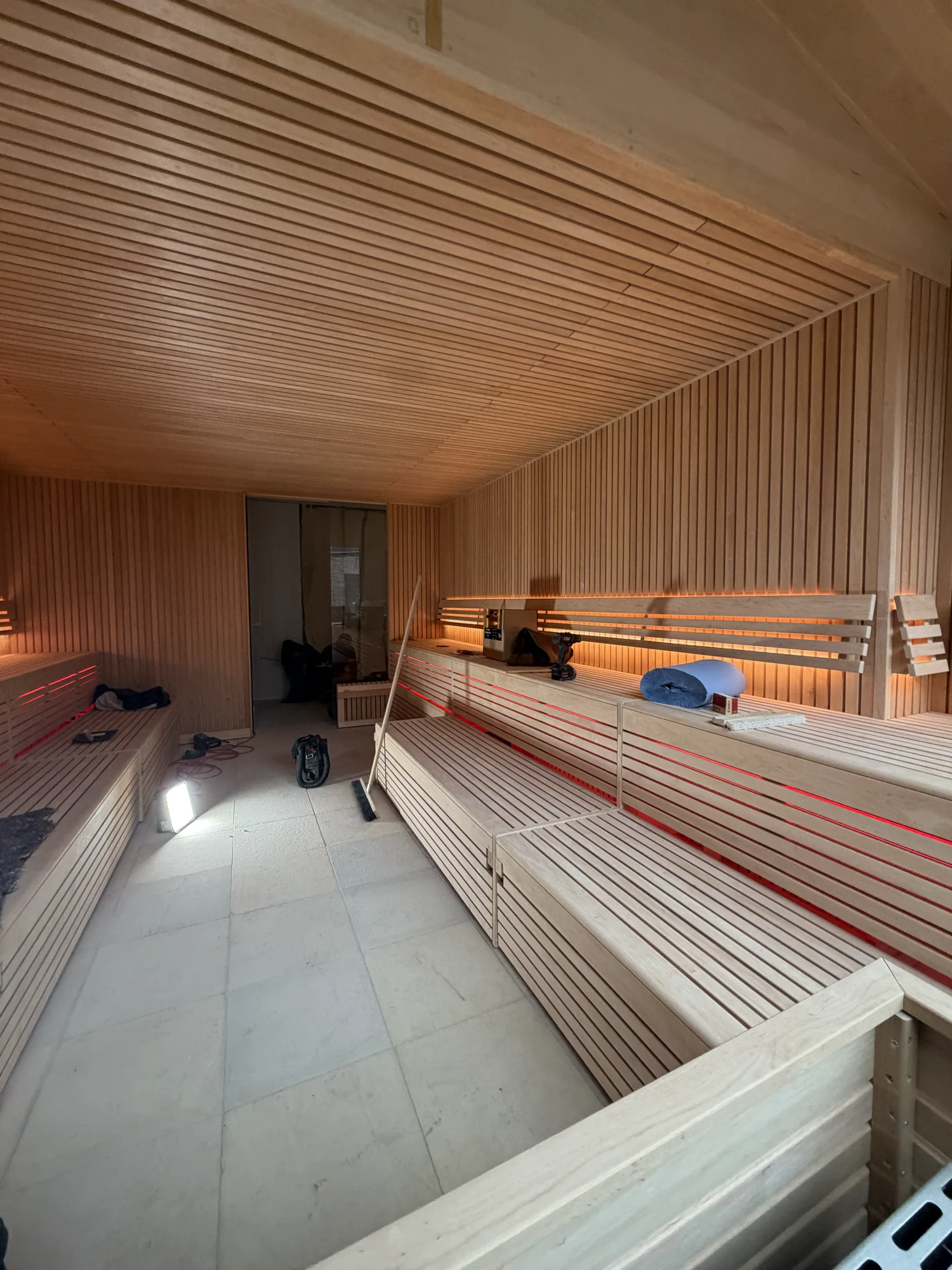 polarholz-gewerbesauna-erle-390x590cm-f-r-19-20-personen image 8