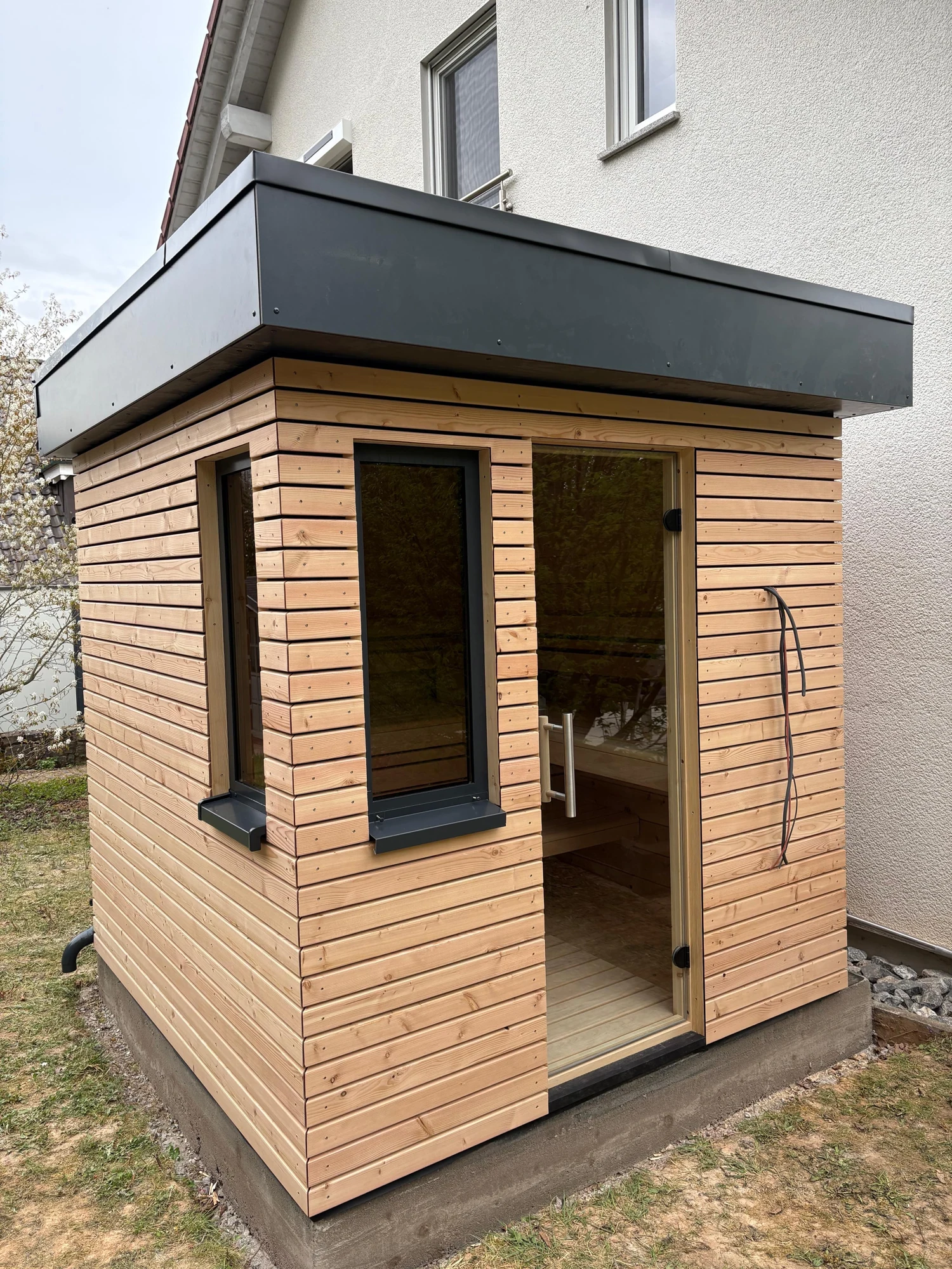 polarholz-gartensauna-freistehend-220x220-f-r-4-5-personen image 3
