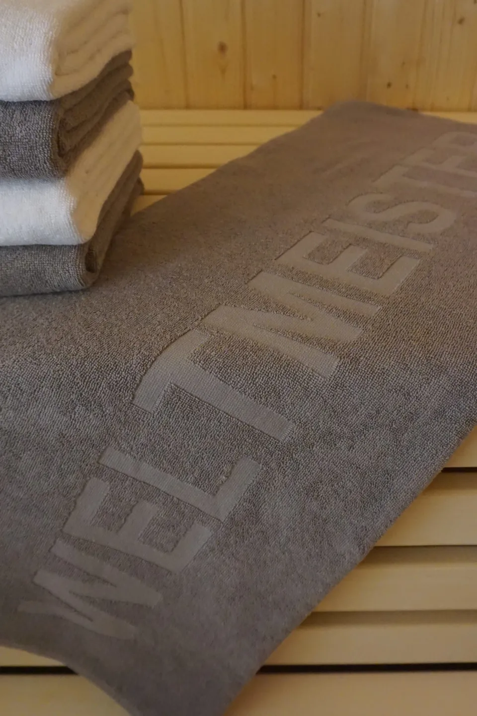 sauna-matti-weltmeistertuch-aufgusstuch-taupe image 1