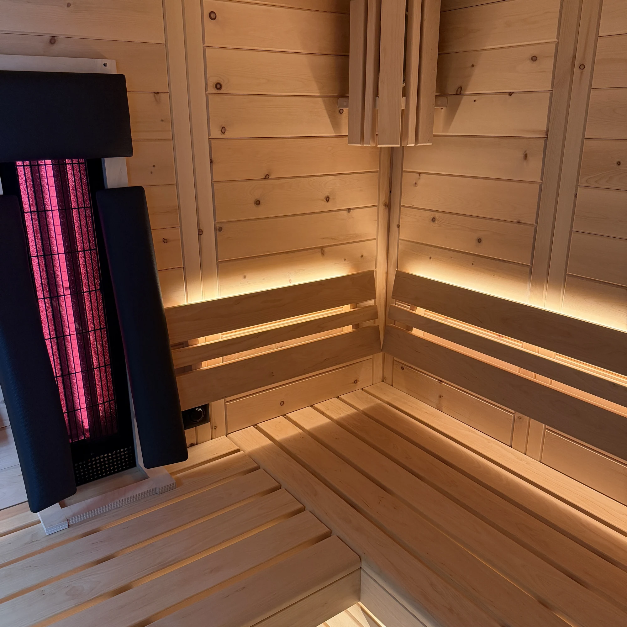 polarholz-kristall-sauna-massivholz-glasfront-innensauna image 7