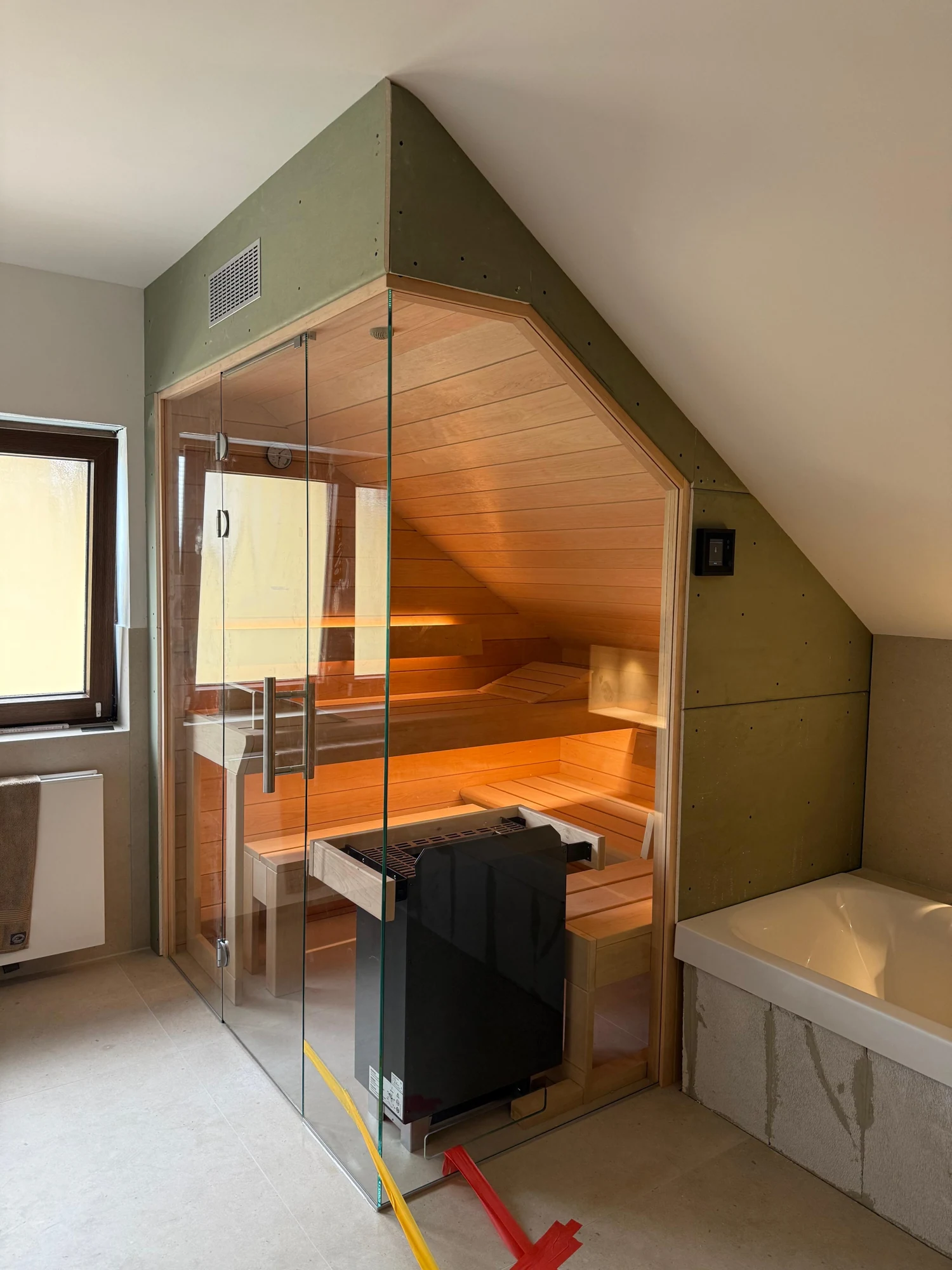 polarholz-sauna-in-dachschr-ge-ecksauna-200x200-erle-3-4-personen image 4