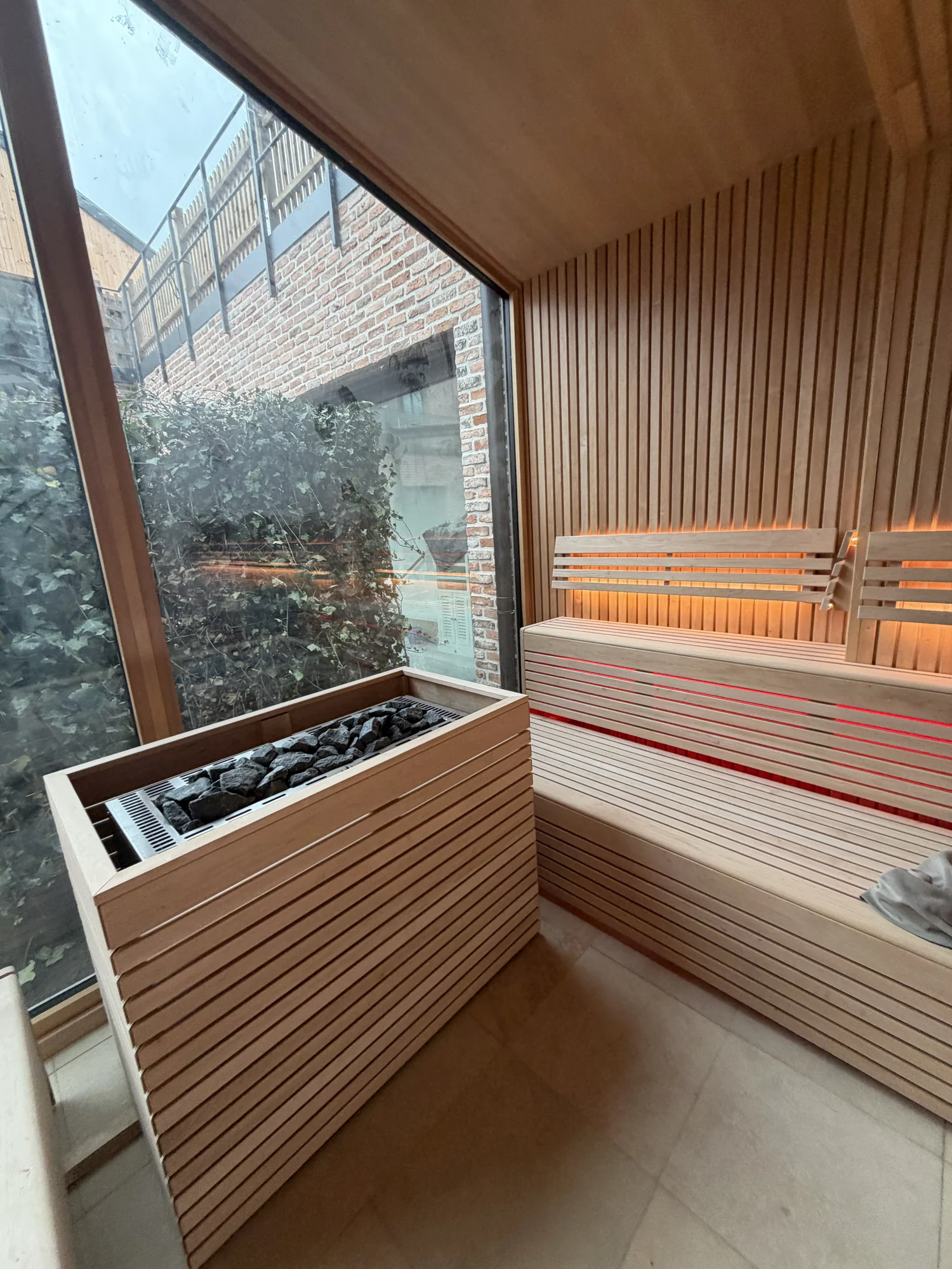 polarholz-gewerbesauna-erle-390x590cm-f-r-19-20-personen image 6