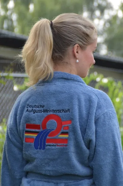 sauna-matti-aufguss-meisterschaft-bademantel-mit-logo-unisex image 1