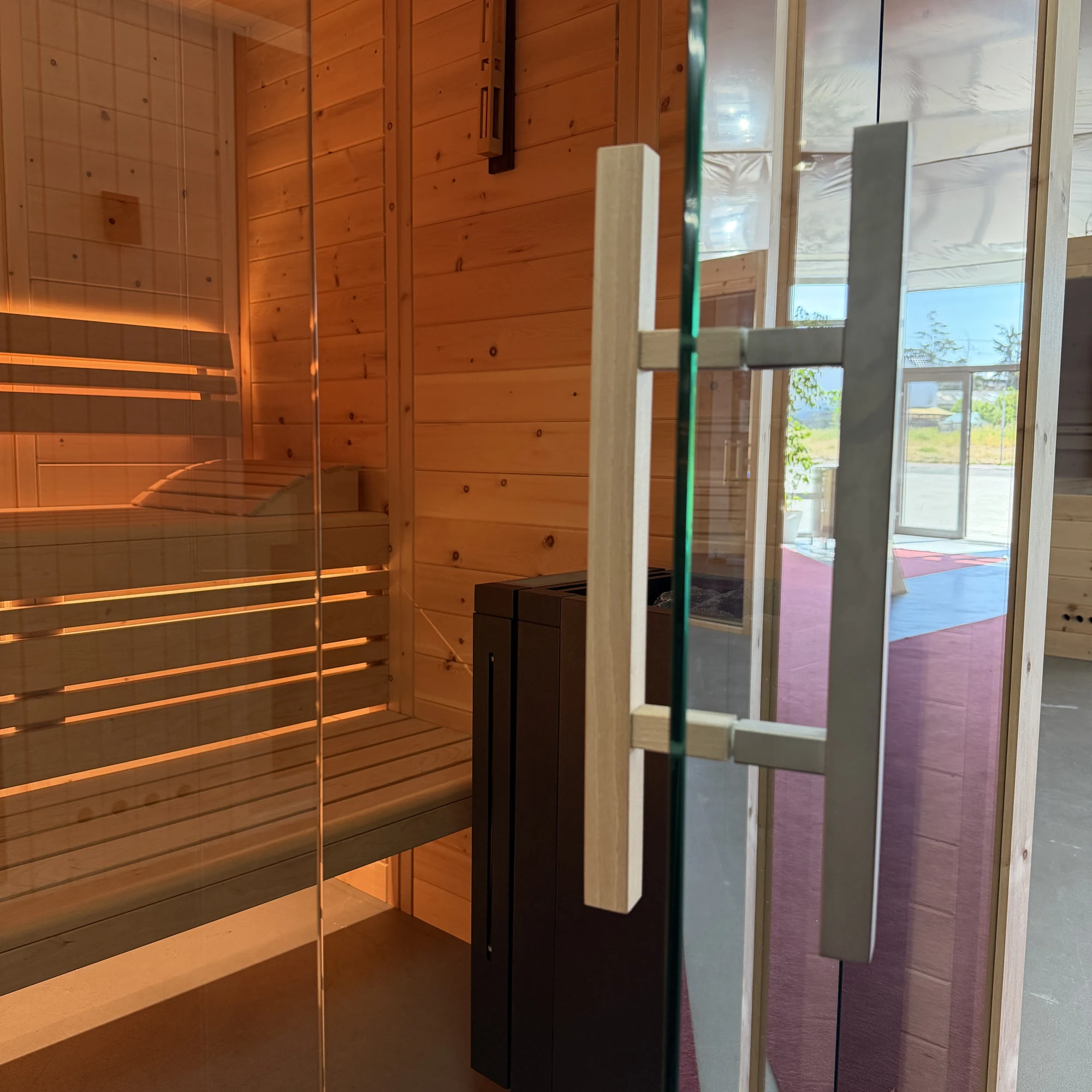 polarholz-kristall-sauna-massivholz-glasfront-innensauna image 3