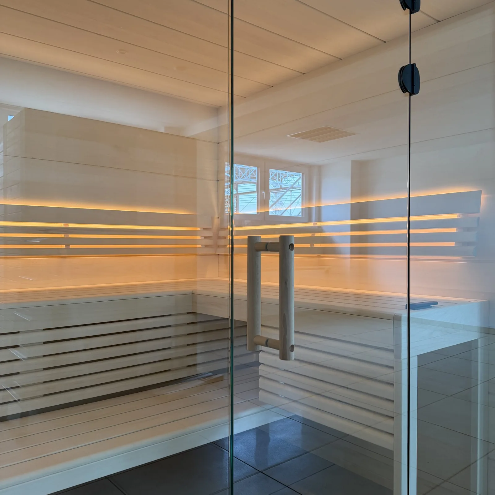 sauna-kristall-lindenholz-innensauna-212x200-glasfront image 2