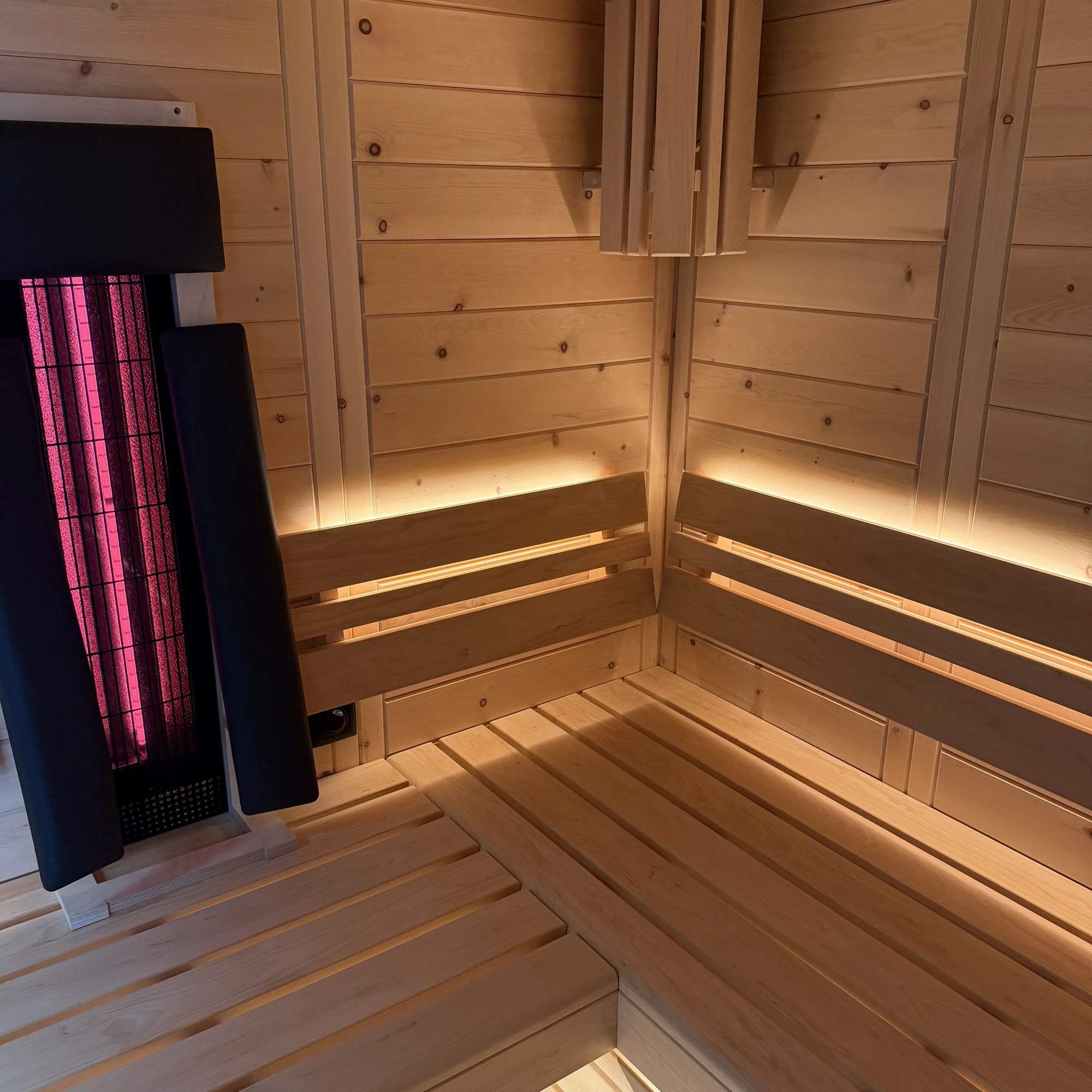 polarholz-kristall-sauna-massivholz-glasfront-innensauna image 6