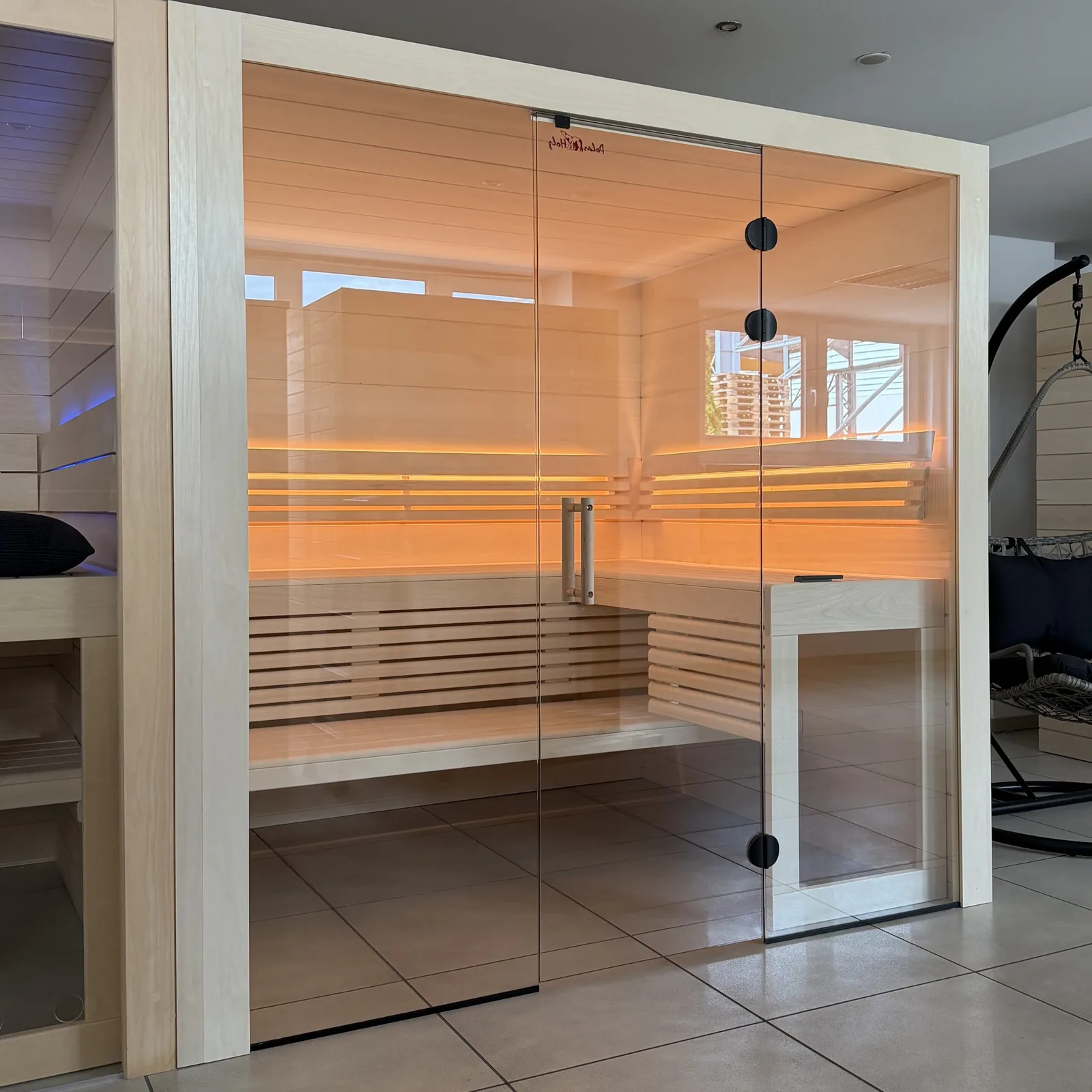 sauna-kristall-lindenholz-innensauna-212x200-glasfront image 1