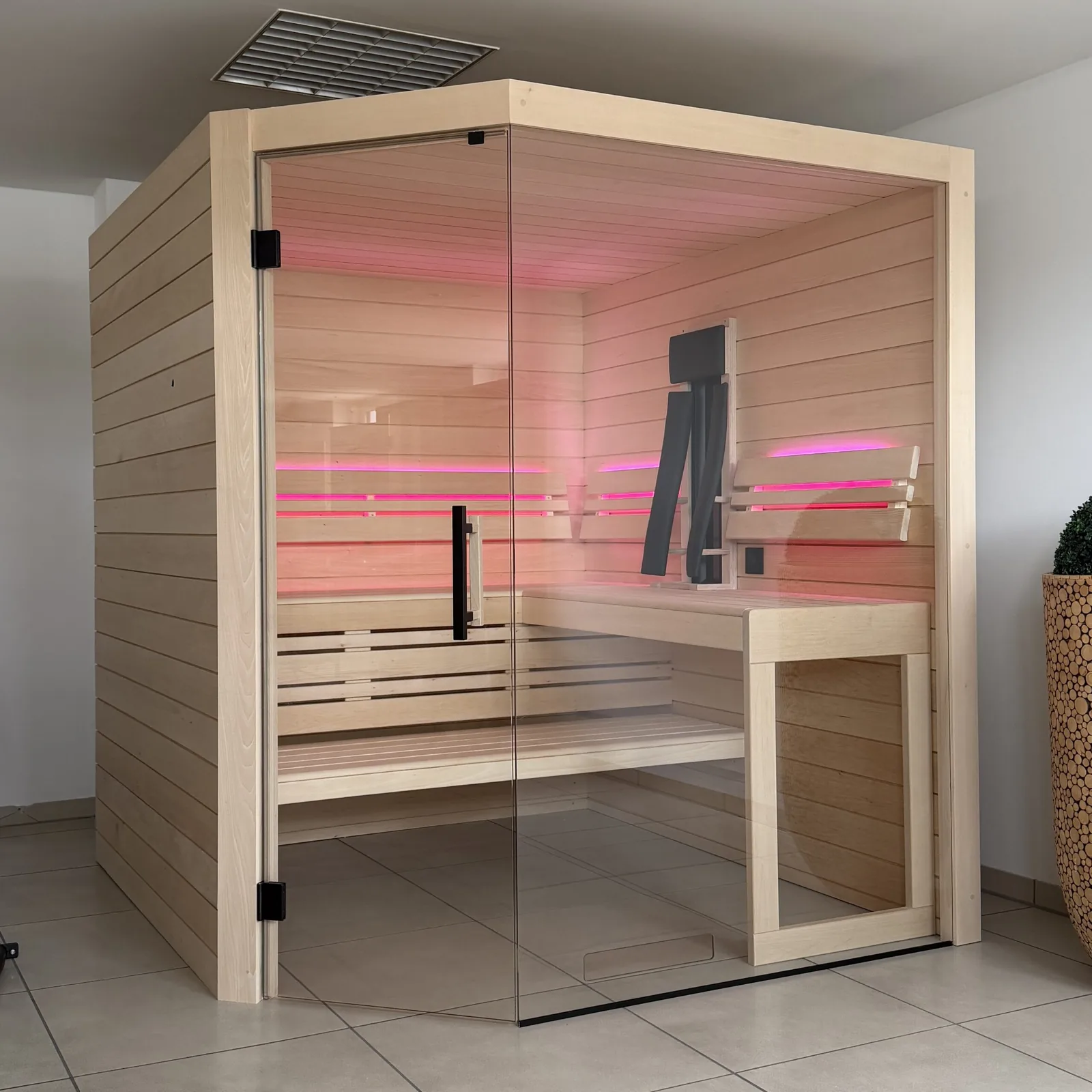 polarholz-athen-innensauna-lindenholz-190x196-prestige image 1