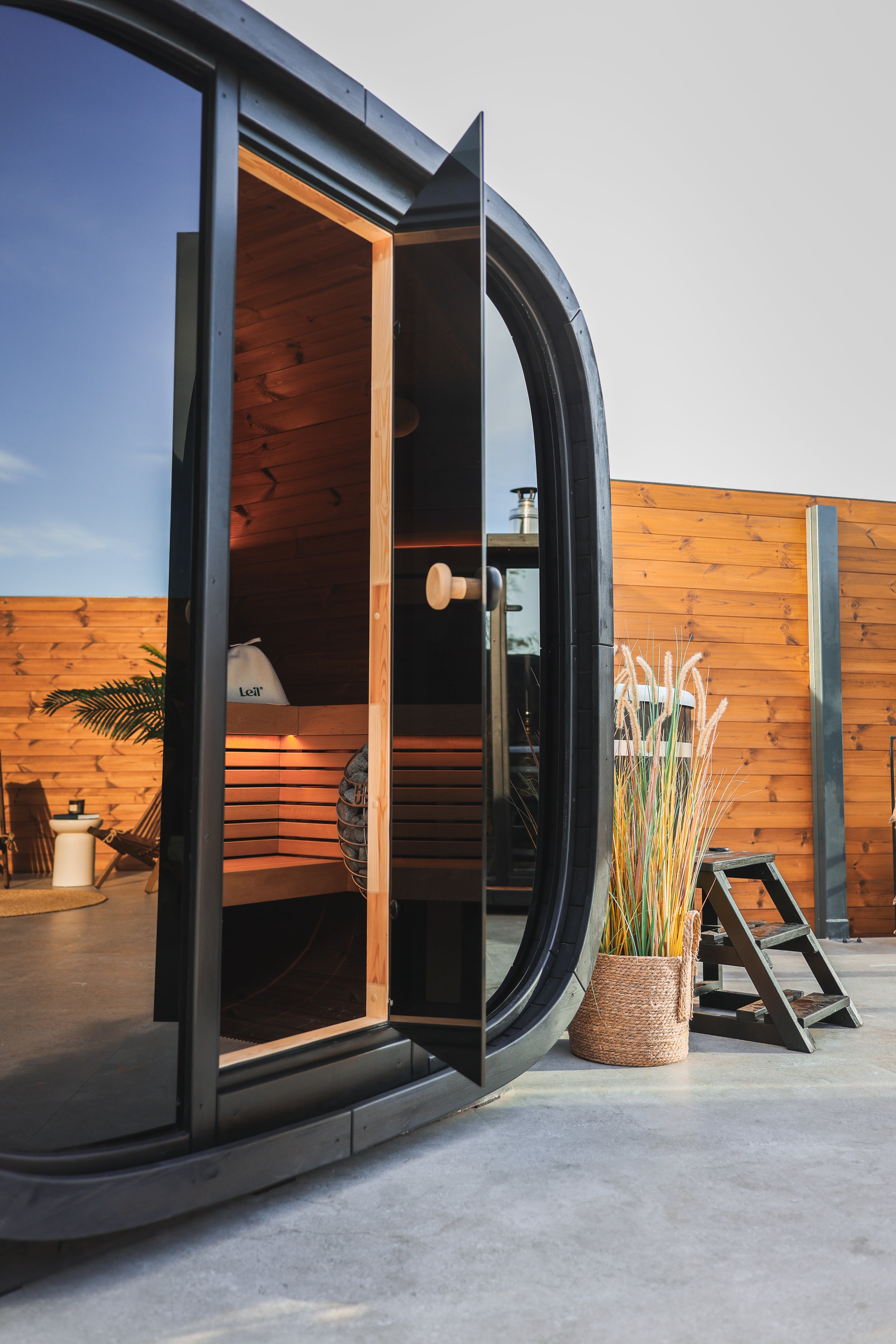 leil-black-cube-classic-gartensauna-4-personen-219x166cm image 8