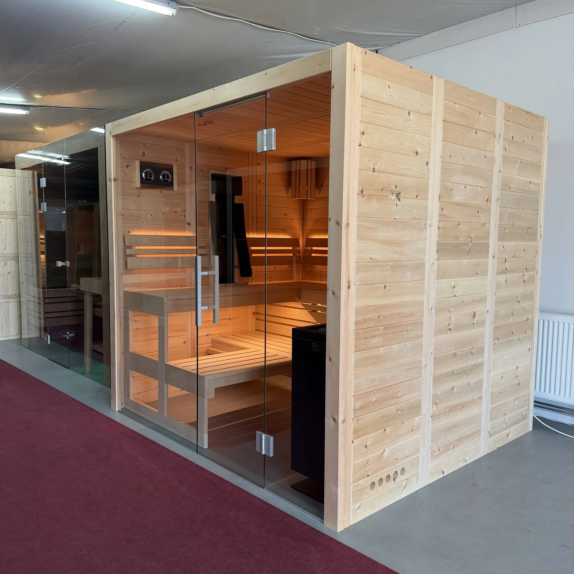 polarholz-kristall-sauna-massivholz-glasfront-innensauna image 1