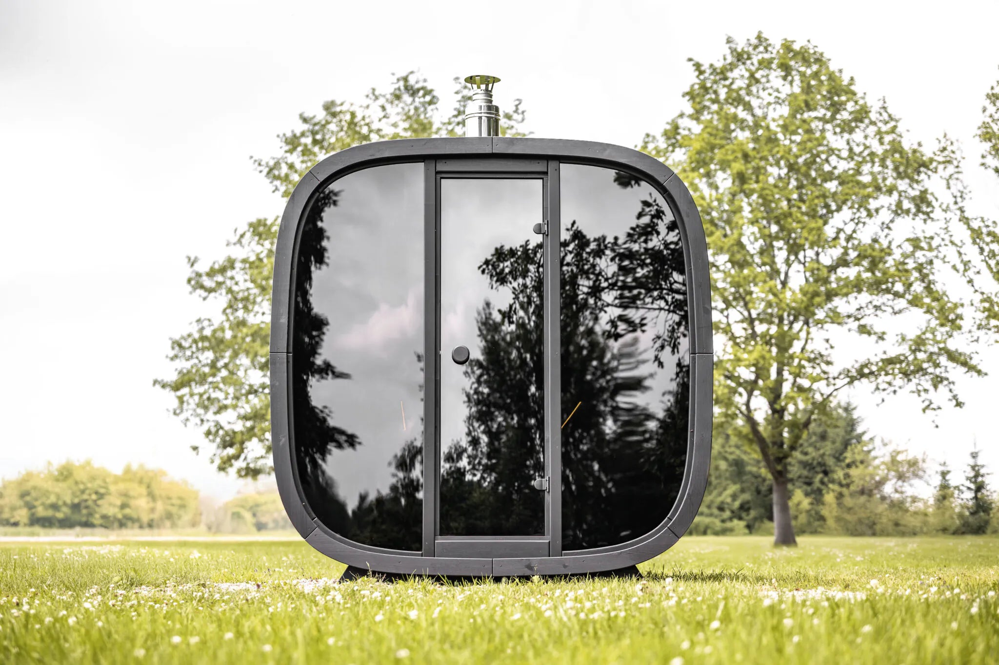 leil-black-cube-comfort-gartensauna-6-personen-schwarz-glasfront image 7
