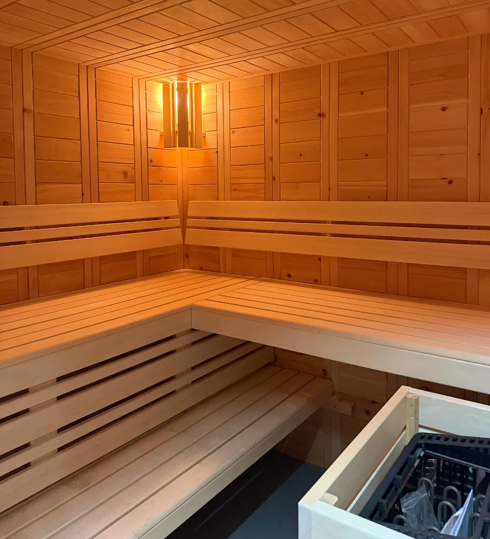 polarholz-athen-1f-massivholzsauna-zirbe-200x180-5-eck-ausstellung image 2