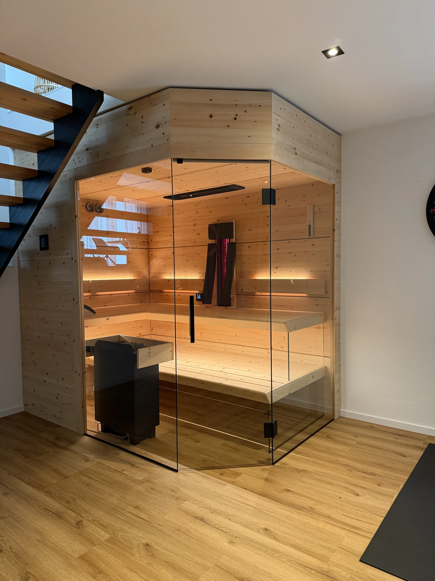 polarholz-athen-aura-5-eck-sauna-zirbe-ganzglasfront image 2