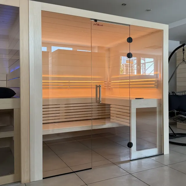 sauna-kristall-lindenholz-innensauna-212x200-glasfront image 1