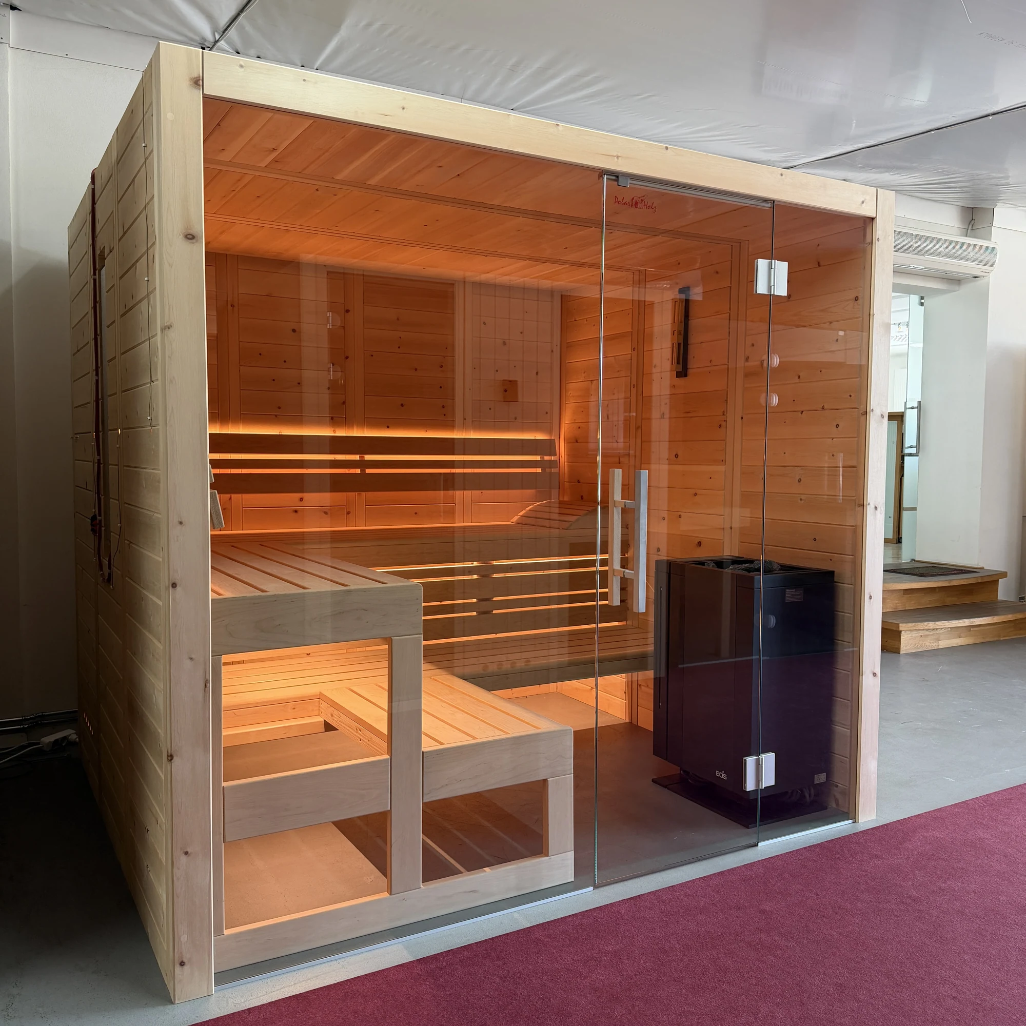 polarholz-kristall-sauna-massivholz-glasfront-innensauna image 2